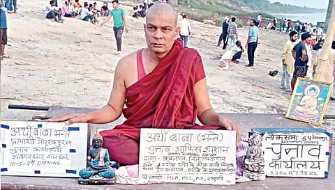 பாடையில் ஊர்வலமாக சென்று சுயேச்சை வேட்பாளர் மனு தாக்கல்