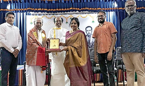 தமிழ்நாடு இசை மற்றும் நுண்கலைப் பல்கலைக்கழகத்தின் முன்னாள் துணைவேந்தர் வீணை காயத்ரி, தவில் மேதை திருநாகேஸ்வரம் டி.ஆர். சுப்பிரமணியனுக்கு பரிவாதினி வழங்கிய வாழ்நாள் சாதனையாளர் விருதை வழங்கினார். (உடன்) ஹேமநாதன், டி.ஆர்.கோவிந்தராஜன், லலிதா ராம், சுவாமிமலை சரவணன்.