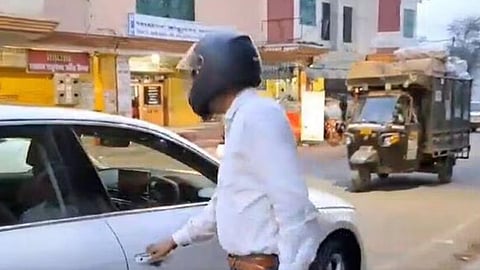 உ.பி.யில் வினோதம்: அபராதத்தை தவிர்க்க ஹெல்மெட் அணிந்து கார் ஓட்டும் நபர்