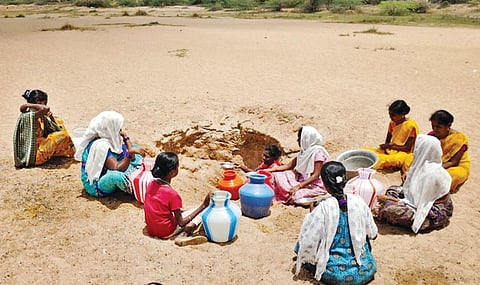 புதுக்கோட்டை மாவட்டம் ஆவுடையார் கோவில் அருகே காசா வயல் பகுதியில் நேற்று வெள்ளாற்றில் ஊற்று நீரை சேகரிக்க திரண்டுள்ள மக்கள்.