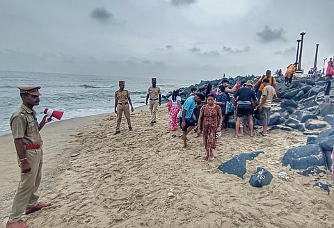 புதுச்சேரியில் கடல் சீற்றம்: கடற்கரையிலிருந்து மக்களை வெளியேற்றிய போலீஸார்