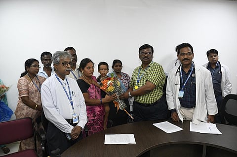 தஞ்சாவூர் மருத்துவ கல்லூரி மருத்துவமனையில் இன்று காலை இருதய குறைபாடுநீக்க, சிகிச்சை பெற்ற சிறுவனுக்கு வாழ்த்து தெரிவித்த மருத்துவக் கல்லூரி முதல்வர் ஆர். பாலாஜிநாதன். | படம். ஆர். வெங்கடேஷ்.