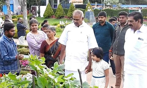 கொடைக்கானல் பிரையண்ட் பூங்காவில் பூத்துக்குலுங்கும் பல்வேறு வகையான மலர்களை குடும்பத்தினருடன் கண்டு ரசித்த சபாநாயகர் அப்பாவு