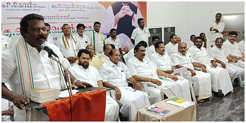 திருப்பூர் மாவட்ட காங்கிரஸ் கூட்டத்தில் அக்கட்சியின் தலைவர் செல்வப்பெருந்தகை உரையாற்றினார்.