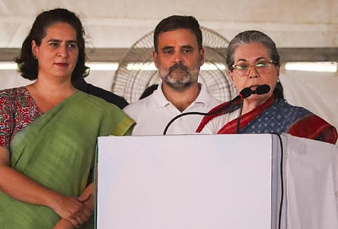 ‘‘எனது மகனை உங்களிடம் ஒப்படைக்கிறேன்... அவர் ஏமாற்ற மாட்டார்’’ - சோனியா காந்தி @ ரேபரேலி