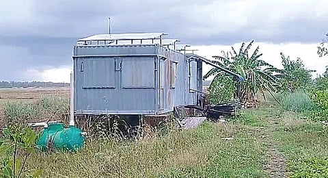 திருவாரூர் மாவட்டம் கூத்தாநல்லூர் அருகே கோட்டகச்சேரியில் போலீஸார் நேற்று சோதனை நடத்திய, பெலிக்ஸ் ஜெரால்டுக்கு சொந்தமான இடத்தில் உள்ள கன்டெய்னர் காட்டேஜ் வீடுகள்.