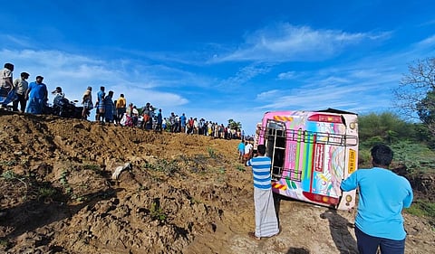 திருவாரூர்: போட்டி போட்ட தனியார் பேருந்துகள்: பள்ளத்தில் கவிழ்ந்து 20 பேர் காயம்