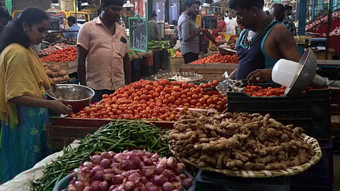 வெயிலுக்கும் மழைக்கும் உயராத காய்கறி விலை: கோயம்பேடு சந்தை நிலவரம்