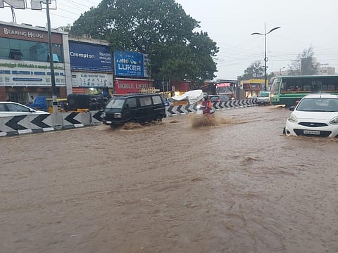 கோவை அவிநாசி சாலை, உப்பிலிபாளையத்தில் உள்ள தண்டுமாரியம்மன் கோயில் அருகே சாலையில் பெருக்கெடுத்து ஓடும் மழைநீர்.