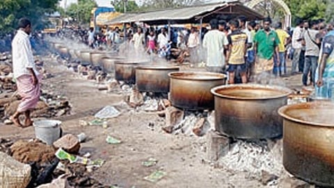 திருமங்கலம் அருகே கரும்பாறை முத்தையா கோயில் திருவிழாவில் அசைவ விருந்துக்காக பிரம்மாண்ட பாத்திரங்களில் தயாரான இறைச்சி குழம்பு.