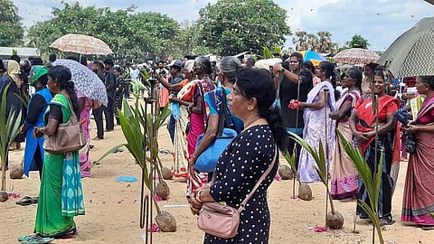 முள்ளிவாய்க்கால் நினைவேந்தல் நிகழ்வில் போரில் உயிரிழந்த தமது உறவுகளுக்கு அஞ்சலி செலுத்திய தமிழ் குடும்பங்கள்