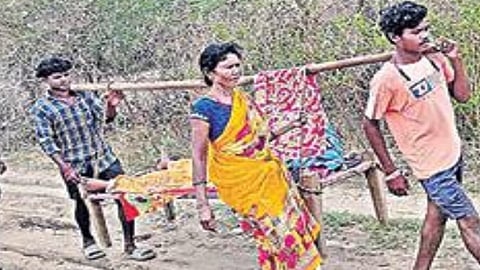 பிரசவத்துக்காக 6 கி.மீ. தூரம் கர்ப்பிணியை கட்டிலுடன் சுமந்து சென்ற உறவினர்கள்