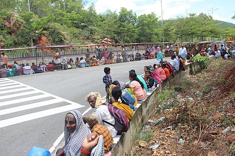 திருமலையில் சுவாமி தரிசனம் செய்ய 30 மணி நேரம் காத்திருப்பு