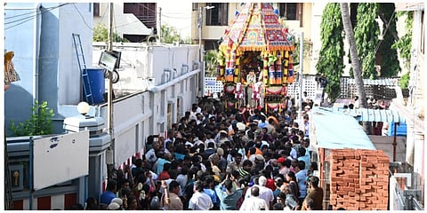 வைகாசி விசாகத்தை முன்னிட்டு வடபழனி முருகன் கோயிலில் நடந்த தேரோட்டத்தில் ஏராளமான பக்தர்கள் பங்கேற்றனர் | படங்கள் : எஸ்.சத்தீயசீலன்