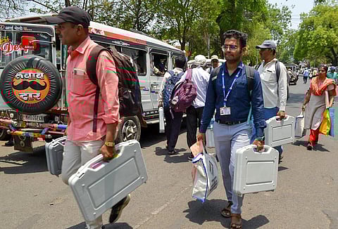 மகாராஷ்டிராவில் தேர்தல் பணிகளில் ஈடுபட்டுள்ள அலுவலர்கள்
