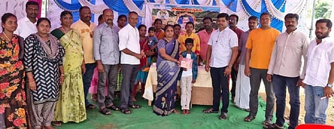 உடல் நலக்குறைவால் உயிரிழந்த தலைமைக் காவலர் கருணாவின் குடும்பத்தினரிடம், அவருடன் காவலர் பயிற்சி பெற்ற காவலர்கள் குழுவினர் நிதியுதவி வழங்கினர்.