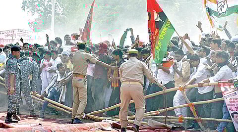 பிரயாக்ராஜ் மாவட்டத்தில் இண்டியா கூட்டணி சார்பில் நேற்று நடைபெற்ற தேர்தல் பிரச்சார பொதுக்கூட்டத்தில் தடுப்புகளை உடைத்துக் கொண்டு மேடையை நோக்கி முன்னேறிய தொண்டர்களை கட்டுப்படுத்தும் பணியில் போலீஸார் மற்றும் பாதுகாப்பு படையினர்.படம்: பிடிஐ