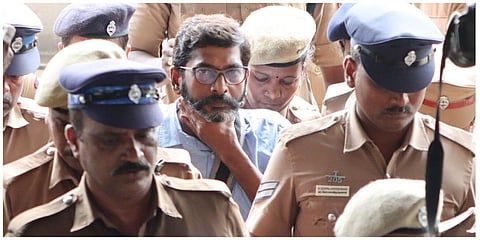 மதுரை நீதிமன்றத்தில் ஆஜர்படுத்தப்பட்ட சவுக்கு சங்கர் | படம்: எஸ்.கிருஷ்ணமூர்த்தி.