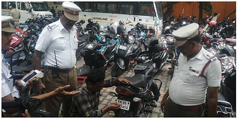 சென்னை காவல் ஆணையர் அலுவலகத்தில் நிறுத்தப்பட்டிருந் இருசக்கர வாகனத்தில் இருந்து ஸ்டிக்கரை அகற்றி அபராதம் விதித்த போக்குவரத்து போலீஸார்.