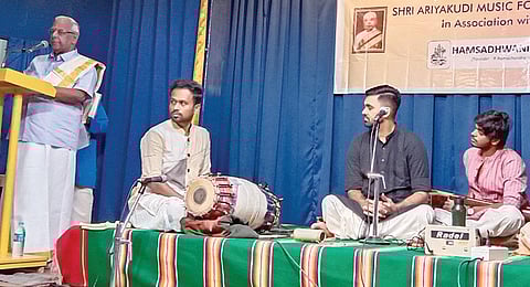 சென்னையில் நடந்த அரியக்குடி ராமானுஜ அய்யங்கார் 134-வது பிறந்த நாள் விழாவில் பேசுகிறார் அவரது சீடர் ஆலப்புழா வெங்கடேசன்.