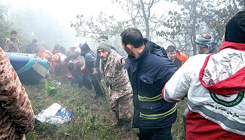ராணுவ ஹெலிகாப்டர் விழுந்து நொறுங்கிய மலைப் பகுதியில் மீட்பு பணியில் ஈடுபட்ட ஈரான் ராணுவ வீரர்கள். படங்கள்: பிடிஐ