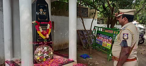 குன்றத்தூர் காவல் நிலையத்தில் உள்ள உதவி ஆய்வாளரின் நினைவாக அமைக்கப்பட்ட தூணுக்கு மரியாதை செலுத்தும் போலீஸார்