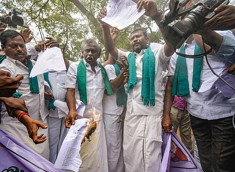 தஞ்சாவூர் தலைமை அஞ்சலகம் முன்பாக இன்று காவிரி மேலாண்மை ஆணையத்தின் தீர்மான நகலை தீயிட்டு கொளுத்திய விவசாயிகள் . படம் .ஆர் .வெங்கடேஷ்.