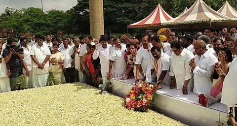 காஞ்சிபுரம் மாவட்டம் ஸ்ரீபெரும்புதூரில் உள்ள ராஜீவ் காந்தி நினைவிடத்தில் மலர் வளையம் வைத்து காங்கிரஸார் அஞ்சலி.