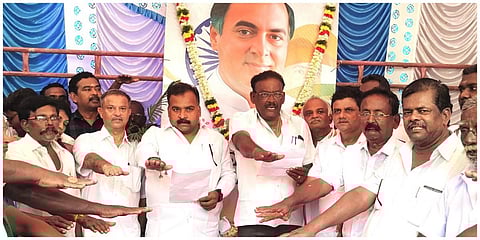 விருதுநகரில் ராஜீவ் காந்தி நினைவு நாளையொட்டி பயங்கரவாத தடுப்பு உறுதிமொழி எடுத்துக்கொண்ட மாணிக்கம் தாகூர், சிவகாசி எம்.எல்.ஏ. அசோகன் மற்றும் கட்சியினர்.