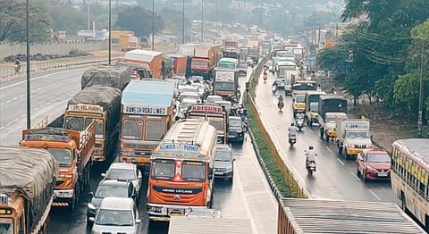 ஓசூரில் பெய்த கனமழையால், தமிழக- கர்நாடகா மாநில எல்லையான ஜூஜூவாடி-அத்திப்பள்ளி இடையே போக்குவரத்து பாதிக்கப்பட்டு, ஊர்ந்து சென்ற வாகனங்கள்.