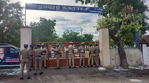 விழுப்புரம் முக்தி அருகே உள்ள நகராட்சி இடுகாட்டில் புதைக்கப்பட்ட ராஜாவின் உடல் தோண்டி எடுக்கப்பட்டு மறுகூறாய்வு செய்யப்படும் பகுதியில் பலத்த போலீஸ் பாதுகாப்பு போடப்பட்டுள்ளது.