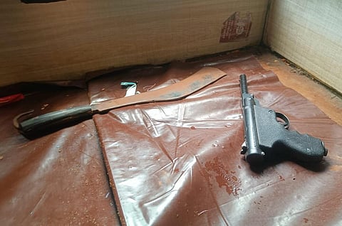 நெல்லை அரசுப் பேருந்தில் சமீபத்தில் விட்டுச் செல்லப்பட்ட துப்பாக்கி, அரிவாள்.