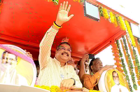 “திமுக தலைவர் போல செயல்படுகிறார் வி.கே.பாண்டியன்” - பாஜக விமர்சனம்