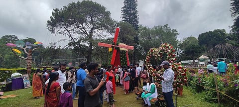 ஏற்காட்டில் 47-வது கோடை விழா தொடங்கியது: சுற்றுலா பயணிகளை கவர்ந்த மலர் சிற்பங்கள்