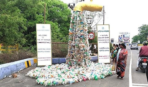ஏற்காடு அடிவாரத்தில், வனத்துறை சார்பில் குடிநீர் குழாயில் பிளாஸ்டிக் கழிவுகள் கொட்டுவது போன்று அமைக்கப்பட்டுள்ள சிற்பம்.