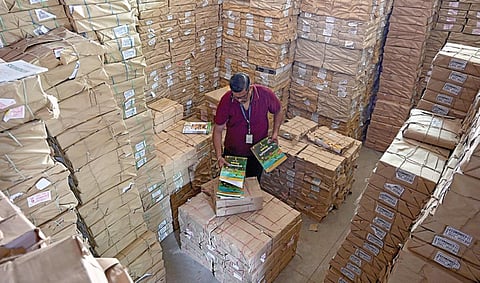 பள்ளி மாணவர்களுக்கு வழங்குவதற்கான பாடப் புத்தகங்கள் சிந்தாதிரிப்பேட்டையில் உள்ள கல்யாணம் பெண்கள் மேல்நிலைப் பள்ளியில் இருப்பு வைக்கப்பட்டுள்ளது.
| படம் : எ ஸ்.சத்தியசீலன் |