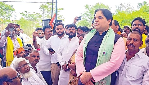 உ.பி.யில் சுல்தான்பூர் தொகுதியில் பாஜக சார்பில் போட்டியிடும் மேனகா காந்திக்கு ஆதரவாக நேற்று பிரச்சாரத்தில் ஈடுபட்ட மகன் வருண் காந்தி.