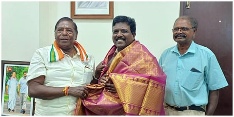 புதுவை முன்னாள் முதல்வர் நாராயணசாமி உடன் விசிக எம்.பி. ரவிக்குமார் சந்திப்பு