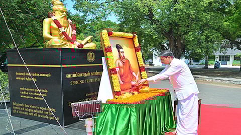 திருவள்ளுவர் படத்துக்கு ஆளுநர் ஆர்.என்.ரவி மரியாதை செலுத்தியபோது