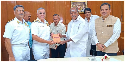 புதுச்சேரி முதல்வர் ரங்கசாமி உடன் இந்திய கடற்படையின் கிழக்கு கடற்படைப் பிரிவு தளபதி சந்திப்பு