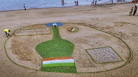 வாக்களிப்பது பற்றி விழிப்புணர்வு ஏற்படுத்த 500 கிலோ மாம்பழங்களை கொண்டு மணல் சிற்பம்