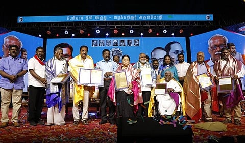 4 விடுதலை சிறுத்தைகள் கட்சியின் விருது வழங்கும் விழா சென்னை தேனாம்பேட்டை, காமராஜர் அரங்கில் நேற்று நடைபெற்றது. இதில் நடிகர் பிரகாஷ்ராஜ், இந்திய கம்யூனிஸ்ட் மாநிலச் செயலாளர் இரா.முத்தரசன், திராவிடர் கழக பிரச்சாரச் செயலாளர் அருள்மொழி, இந்திய சமூக நீதி இயக்கத் தலைவர் பேராயர் எஸ்றா சற்குணம், வெல்ஃபேர் பார்ட்டி ஆஃப் இந்தியா முன்னாள் மாநிலத் தலைவர் எஸ்.என்.சிக்கந்தர், கல்வெட்டியல் அறிஞர் எ.சுப்பராயலு ஆகியோருக்கு விசிக தலைவர் திருமாவளவன் விருதுகளை வழங்கினார். உடன் விசிக பொதுச்செயலாளர்கள் சிந்தனைச்செல்வன், துரை.ரவிக்குமார், சட்டப்பேரவை உறுப்பினர் ஆளூர் ஷாநவாஸ் உள்ளிட்டோர்.
படம்: எஸ்.சத்தியசீலன்