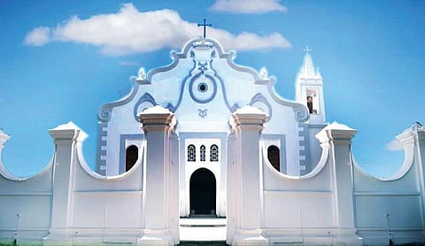 நாகையில் உள்ள தூய பேதுரு ஆலயத்தில் முன்புற வெளித்தோற்றம்.