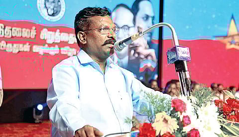 சென்னை, தேனாம்பேட்டை காமராஜர் அரங்கில் நேற்று முன்தினம் நடைபெற்ற விசிக விருது வழங்கும் விழாவில் உரையாற்றிய கட்சியின் தலைவர் திருமாவளவன்.