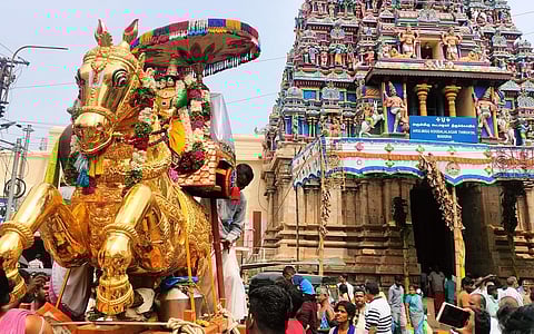 தங்கக் குதிரை வாகனத்தில் எழுந்தருளிய வியூக சுந்தரராஜப் பெருமாள்.