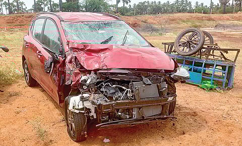 தூத்துக்குடி மாவட்டம் சூரங்குடி அருகே நேரிட்ட விபத்தில் சேதமடைந்த கார் மற்றும் 3 சக்கர சைக்கிள்.