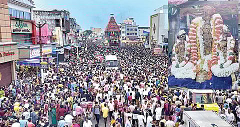 காஞ்சிபுரத்தில் நேற்று நடைபெற்ற வரதராஜ பெருமாள் கோயில் தேரோட்டத்தில் பங்கேற்ற பல்லாயிரக்கணக்கான பக்தர்கள். (உள்படம்) சிறப்பு அலங்காரத்தில் அருள்பாலித்த வரதராஜ பெருமாள்.