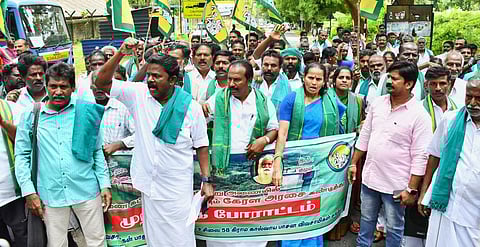 முல்லை பெரியாறு பகுதியில் கேரளா அரசின் புதிய அணைக்கட்டும் முயற்சியை கண்டித்து தேனி மாவட்டம் லோயர் கேம்ப் பகுதியில் பூஜை செய்து பேரணியை துவங்கி, குமுளி நோக்கி பேரணியாக சென்று முற்றுகைப் போராட்டம் செய்ய முயன்ற விவசாயிகள். படம் நா. தங்க ரத்தினம்.