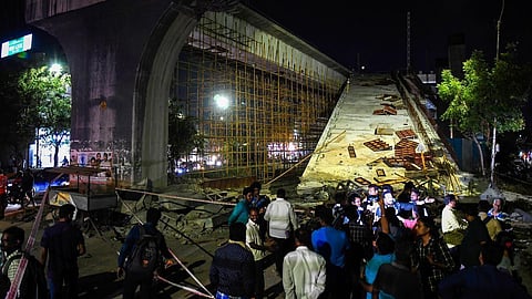 தில்லை கங்கா நகர் அருகே சரிந்து விழுந்த ரயில்வே மேம்பால இடிபாடுகள் அகற்றம்