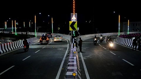 இரவுகளில் இன்ஸ்டா சூட்டிங் ஸ்பாட்டாக மாறும் மதுரை நத்தம் பறக்கும் பாலம்: மக்கள் வேதனை